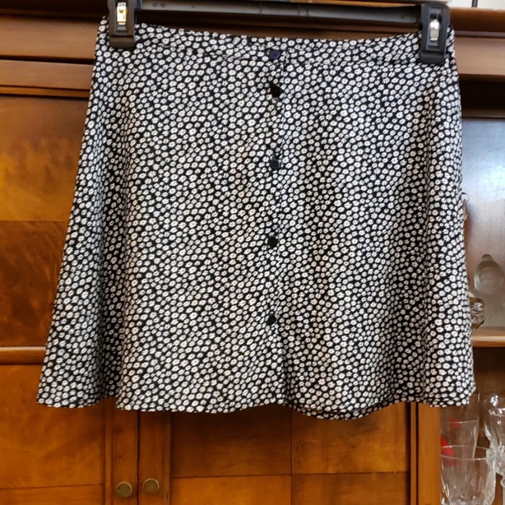 DIVIDED- H&M BLACK/WHITE SKIRT SIZE 8 - Picture 3 of 5
